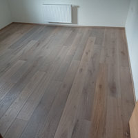Holzboden mit grauen Elementen