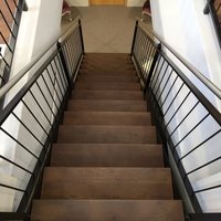 dunkelbraune Holzstiege