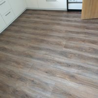 grau-brauner Boden in Holzoptik