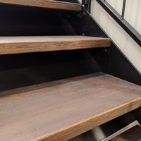 dunkelbraune Holzstiege