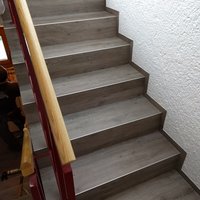 Stiege mit grauem Designbelag