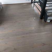 grau-brauner Holzboden mit Maserung
