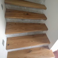 heller Holzboden auf Stiege