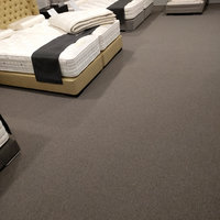 dunkelgrauer Teppich