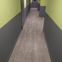 grau-brauner Designbelag in Holzoptik