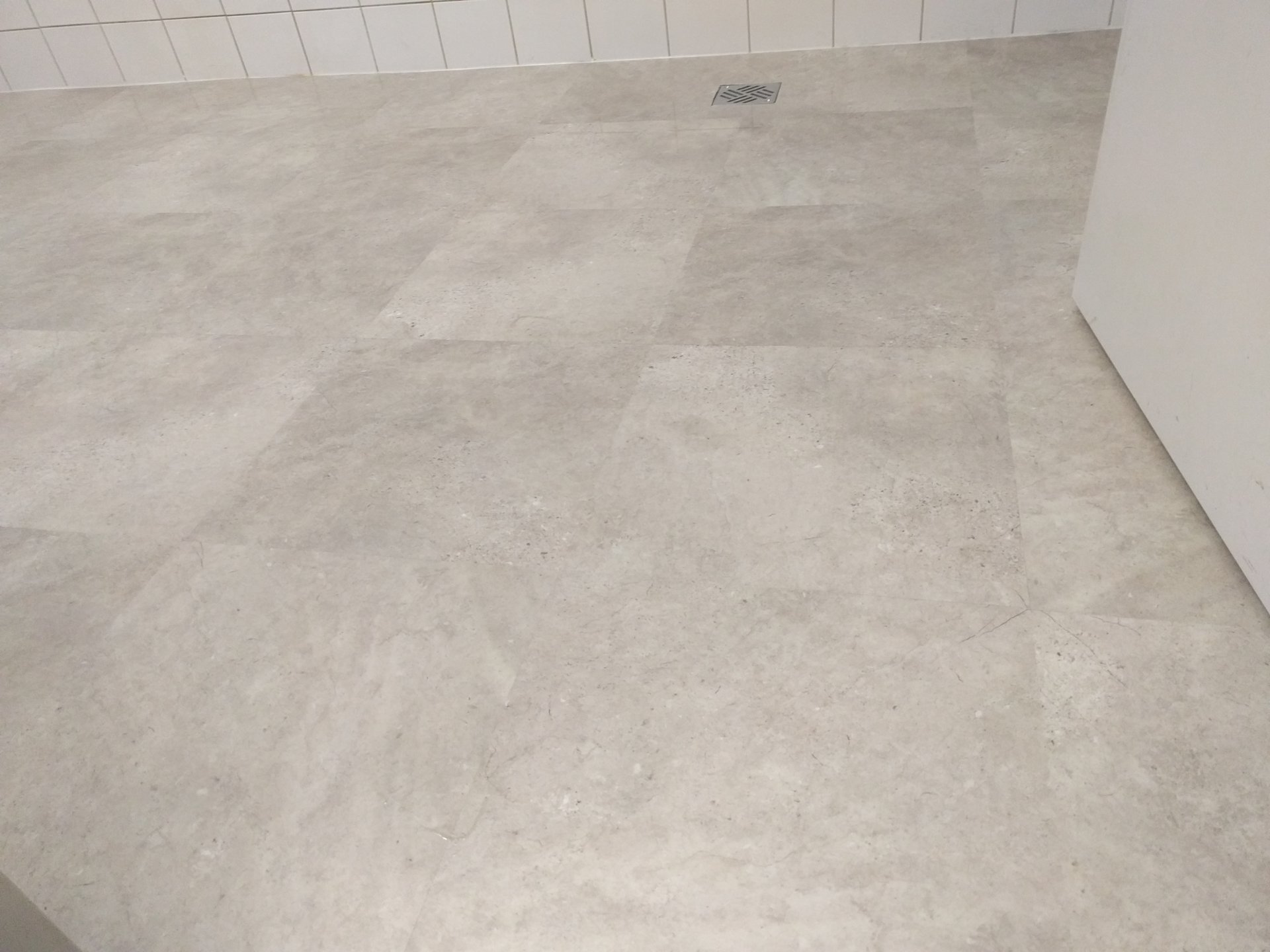 M&C Bodenbeläge | Kitzbühel | Designbeläge in WC, Bad und Dusche