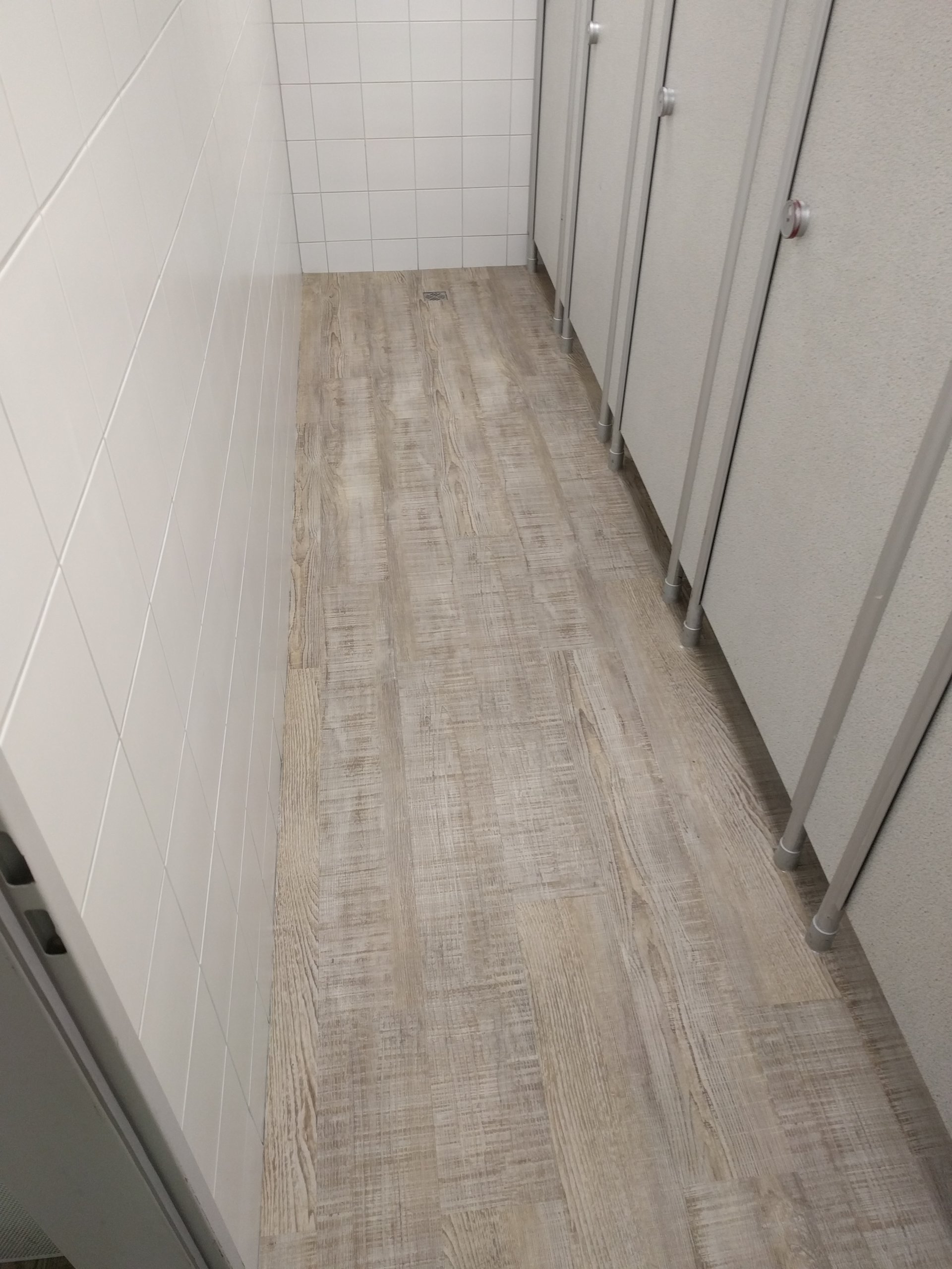 M&C Bodenbeläge | Kitzbühel | Designbeläge in WC, Bad und Dusche